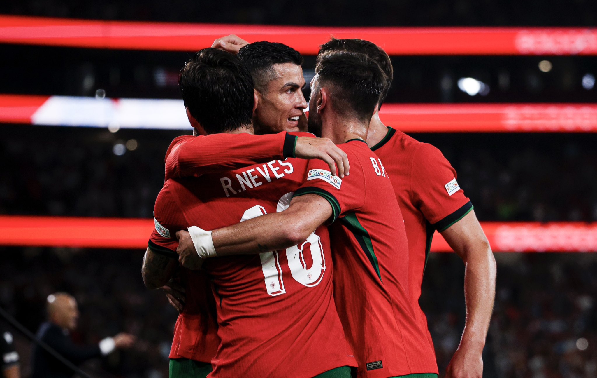 红牛二队鏖战梅赛德斯，诺里斯统治全场