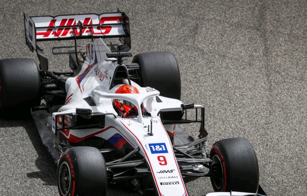 哈斯车队鏖战威廉姆斯，皮亚斯特里带队取胜