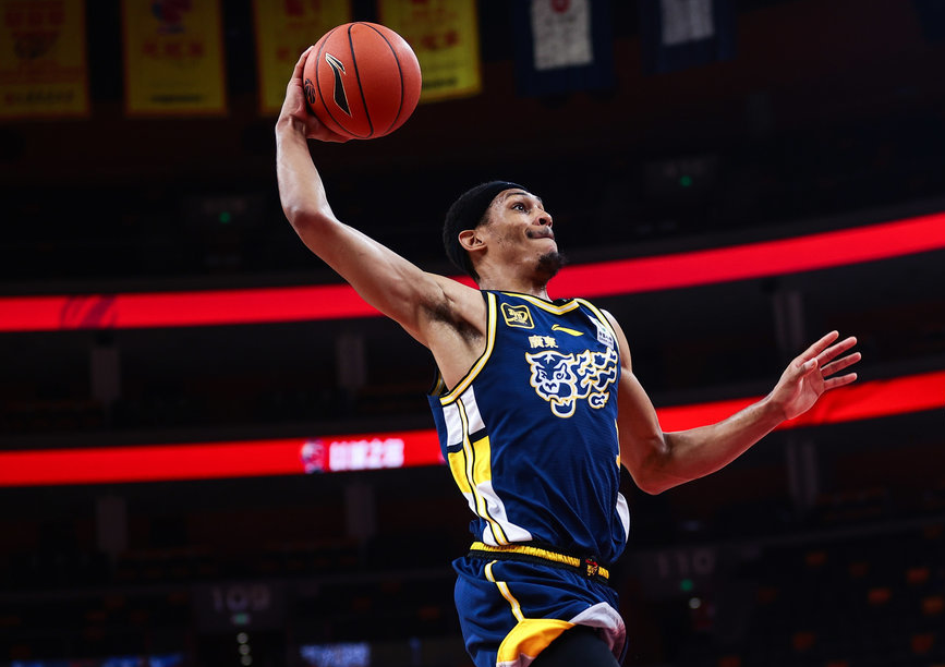 太阳险胜广东队，恩比德关键制胜